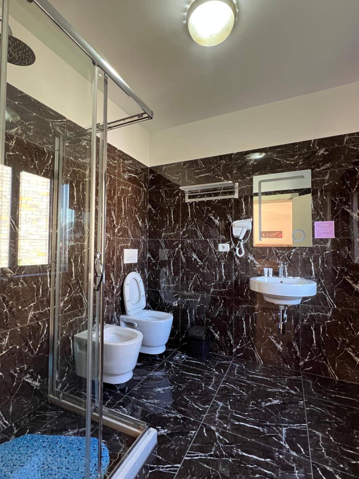 Hotel Vila Arbri Μπεράτ Εξωτερικό φωτογραφία